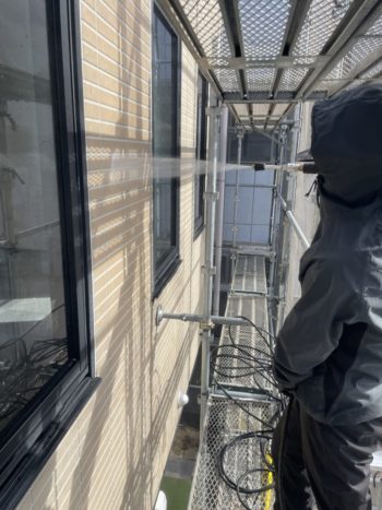 草津市でビルの外壁の高圧洗浄